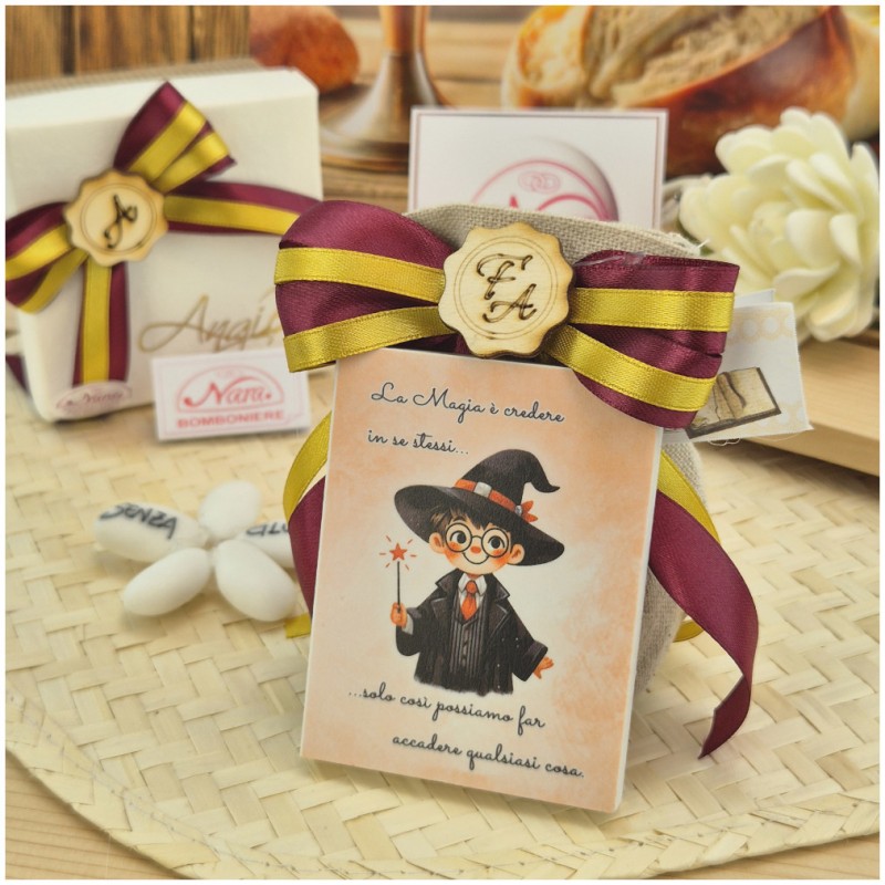 Bomboniera Comunione e Cresima Magnete Piccolo Mago con Frase Motivazionale su Sacchetto Lino