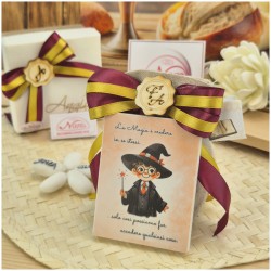 Bomboniera Comunione e Cresima Magnete Piccolo Mago con Frase Motivazionale su Sacchetto Lino