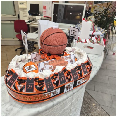 Torta Bomboniera Comunione "La Tua Squadra di Basket" con Maglia Personalizzata e Pallone Salvadanaio-Nara Bomboniere