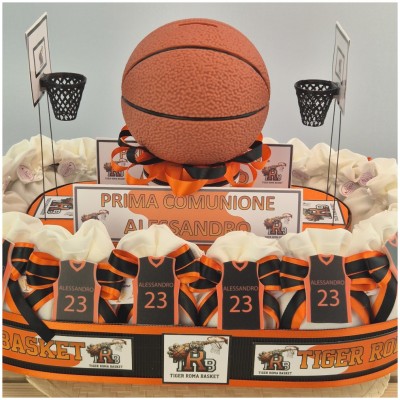 Torta Bomboniera Comunione "La Tua Squadra di Basket" con Maglia Personalizzata e Pallone Salvadanaio-Nara Bomboniere