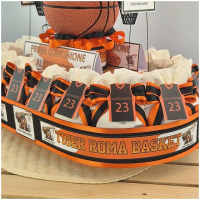 Torta Bomboniera Comunione "La Tua Squadra di Basket" con Maglia Personalizzata e Pallone Salvadanaio-Nara Bomboniere