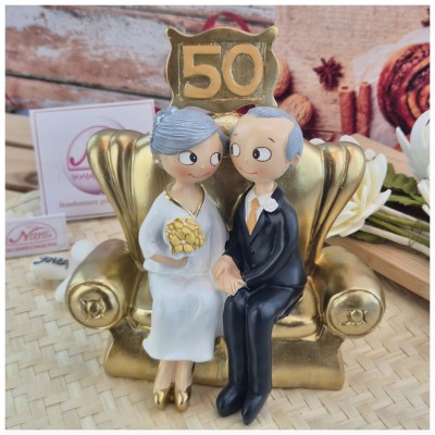 Sposini Torta 50 anni matrimonio seduti sul divano-Nara Bomboniere