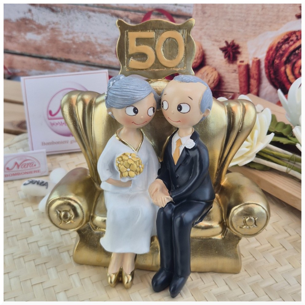 Sposini Torta 50 anni matrimonio seduti sul divano-Nara Bomboniere