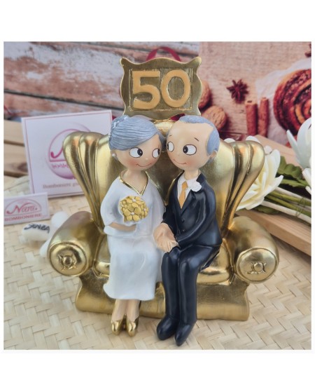 Sposini Torta 50 anni matrimonio seduti sul divano