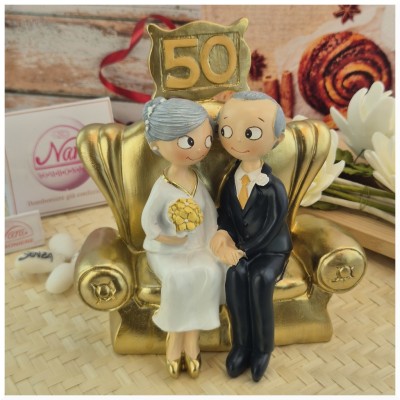 Sposini Torta 50 anni matrimonio seduti sul divano-Nara Bomboniere