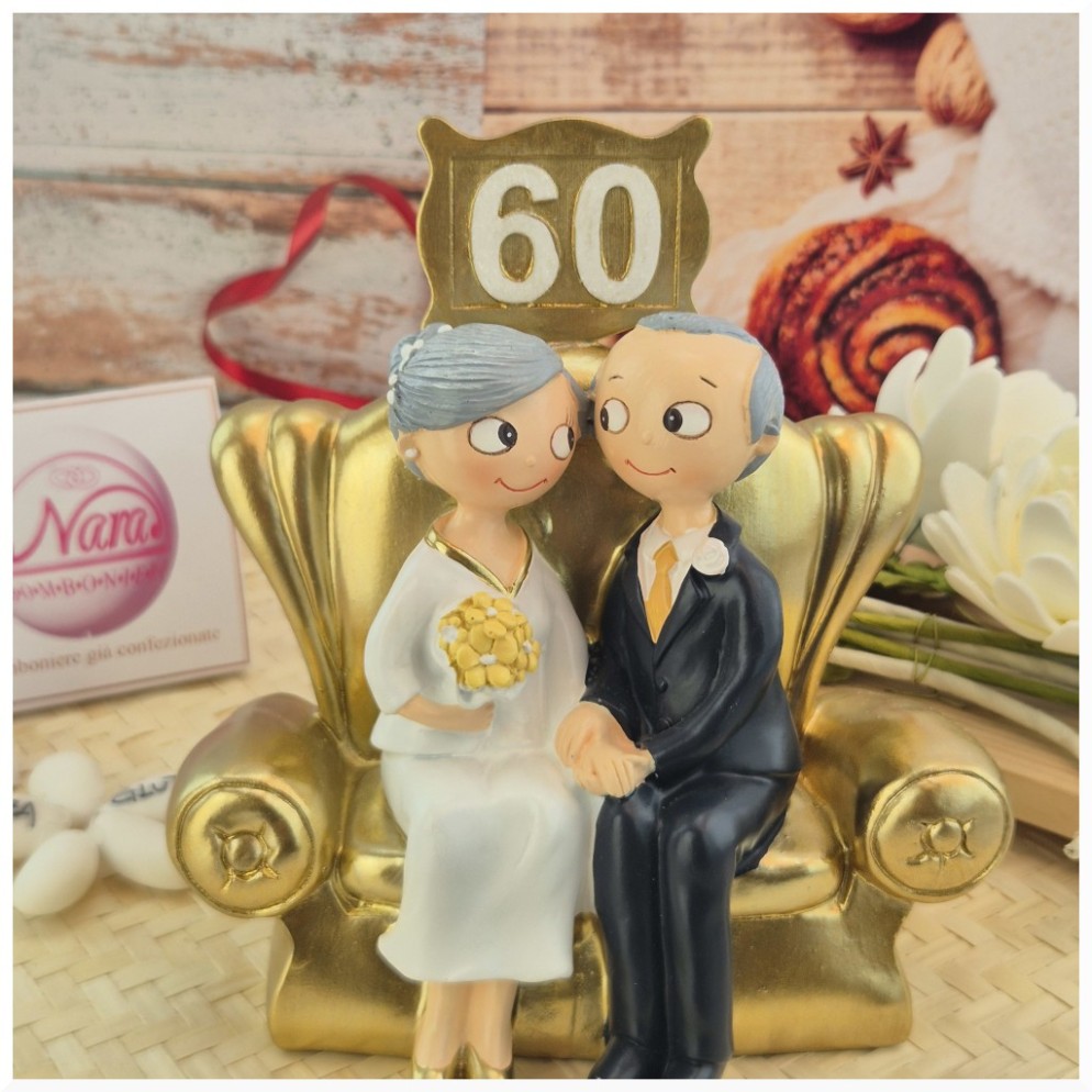 Sposini Torta 60 anni matrimonio seduti sul divano-Nara Bomboniere