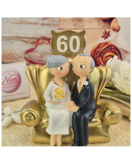 Sposini Torta 60 anni matrimonio seduti sul divano