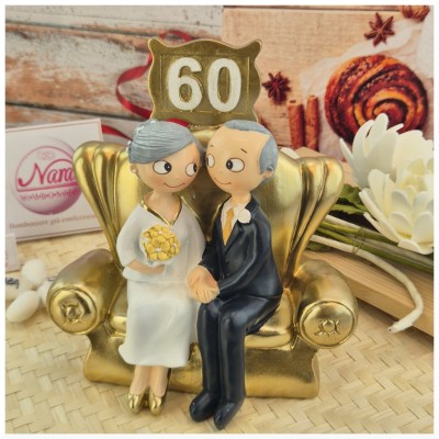Sposini Torta 60 anni matrimonio seduti sul divano-Nara Bomboniere