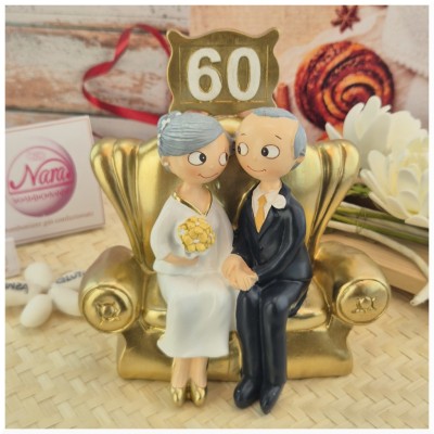 Sposini Torta 60 anni matrimonio seduti sul divano-Nara Bomboniere