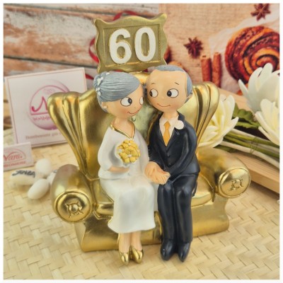 Sposini Torta 60 anni matrimonio seduti sul divano-Nara Bomboniere