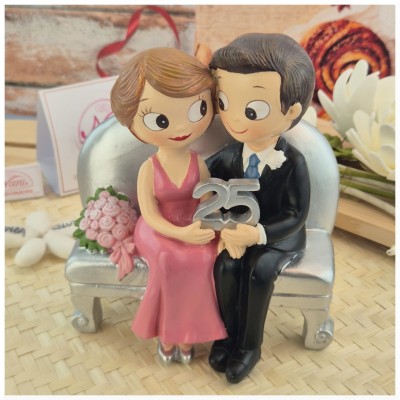 Sposini Torta 25 anni matrimonio seduti sul divano