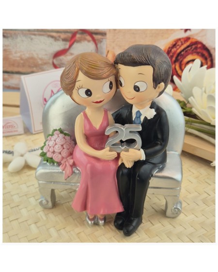 Sposini Torta 25 anni matrimonio seduti sul divano