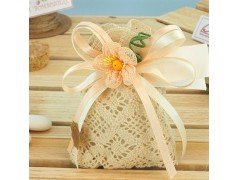 Sacchettino matrimonio in pizzo con fiore color pesca