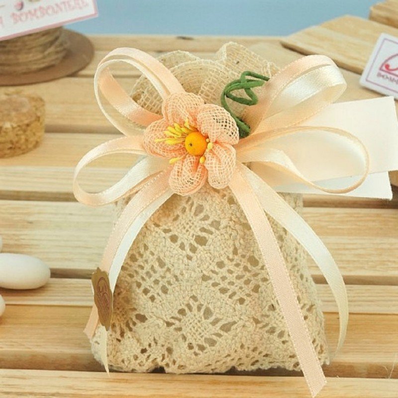 Sacchettino matrimonio in pizzo con fiore color pesca