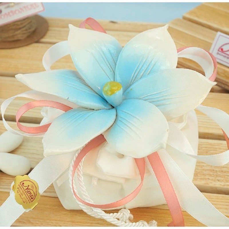 Bomboniera Giglio in capodimonte su sacchettino