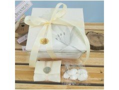 claraluna bomboniere scatola con nastri panna sacchettino e confetti particolari della confezione