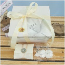 claraluna bomboniere scatola con nastri panna sacchettino e confetti particolari della confezione