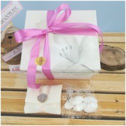 claraluna bomboniere scatola con nastri fuxia sacchettino e confetti particolari della confezione